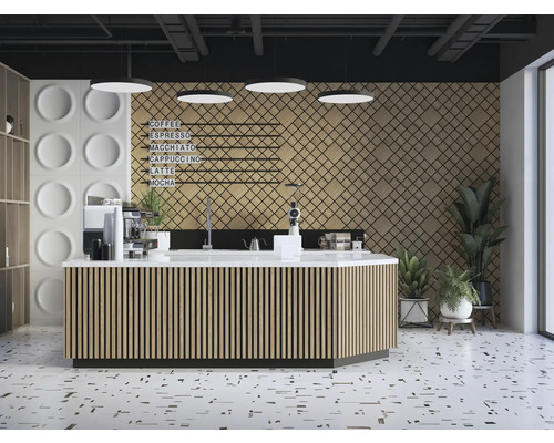 Interiorul unei cafenele cu tejghea, aparat de cafea și plante