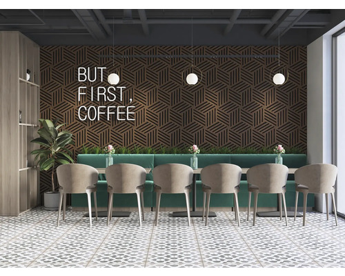 Cafenea cu zonă de relaxare pe un perete cu model geometric, tub fluorescent și accesorii decorative.