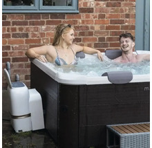 Jacuzzi de exterior cu două persoane în grădină