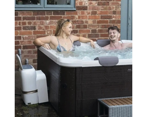 Jacuzzi de exterior cu două persoane în grădină