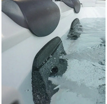 Prim-plan cu o cadă cu hidromasaj cu jeturi de apă și tetiere