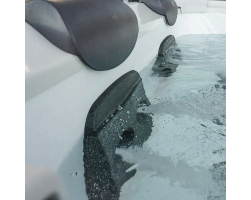 Prim-plan cu o cadă cu hidromasaj cu jeturi de apă și tetiere