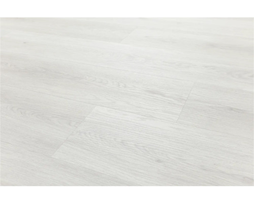 Prim-plan cu o podea laminată deschisă la culoare.