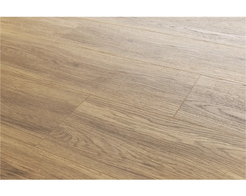 Prim-plan cu podea laminată cu aspect de lemn