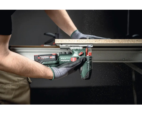 Persoană taie lemn cu un ferăstrău pendular cu acumulator Metabo