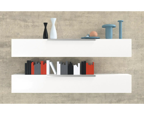 Două rafturi albe de perete cu decorațiuni și cărți