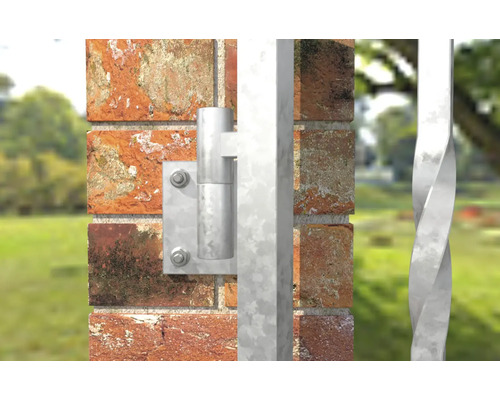 Montarea balamalei porții pe un zid cu un stâlp decorativ de poartă