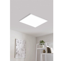 Plafonieră LED pătrată într-o cameră luminoasă