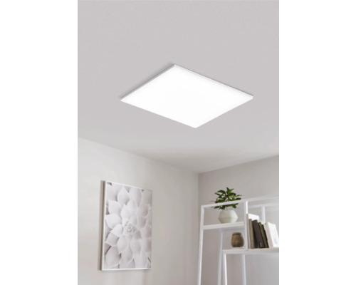 Plafonieră LED pătrată într-o cameră luminoasă