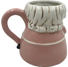 Cană ceramică în formă de figurină cu mâner