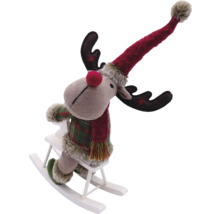 Elan decorativ pe cal balansoar cu căciulă și fular ca decor festiv