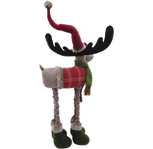 Elan decorativ cu pulover în carouri, coarne și căciulă ca decorațiune de Crăciun