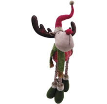 Elan decorativ ca decoratiune de Craciun cu fular si caciula.