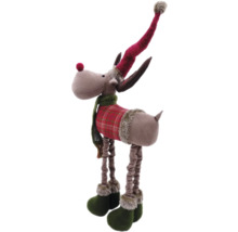 Elan decorativ cu căciulă, eșarfă și pulover în carouri ca decorațiune de Crăciun.