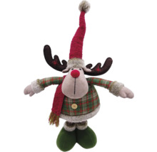 Elan decorativ ca figurină de pluș cu haină în carouri, căciulă și fular.