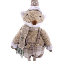 Figurină decorativă vulpe cu căciulă, eșarfă și pantaloni carouri ca decorațiune de sezon