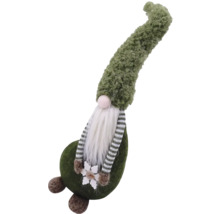 Gnom decorativ de grădină cu pălărie lungă, barbă și mâneci cu dungi.