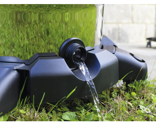 Golirea rezervorului de apă de ploaie pe iarbă