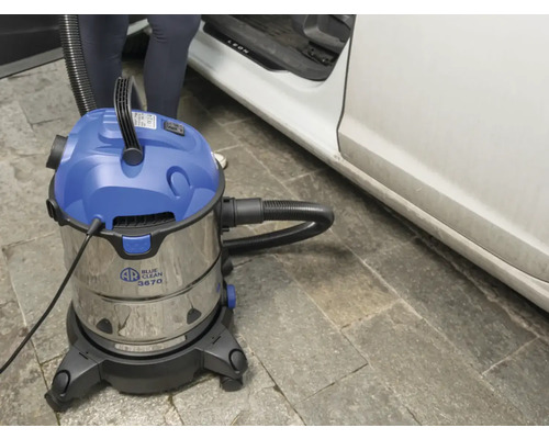 Aspirator umed uscat pentru curățarea interiorului unei mașini