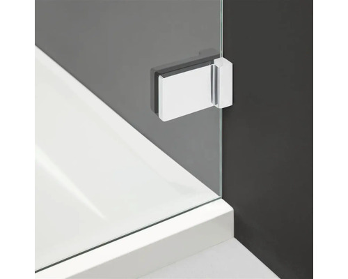 Vizualizare detaliată a unei balamale metalice de duș pe o cabină de duș