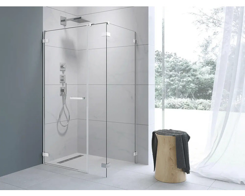 Cabină de duș cu uși de sticlă și armături într-o baie modernă