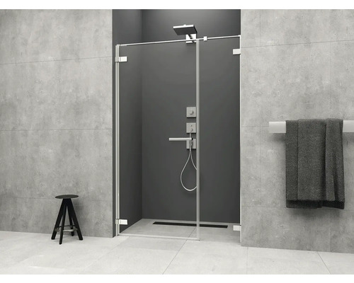 Cabină de duș walk-in cu perete de sticlă și armături într-o baie modernă