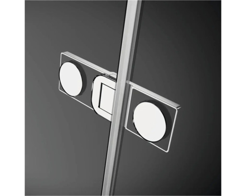 Prim-plan cu feroneria cabinei de duș