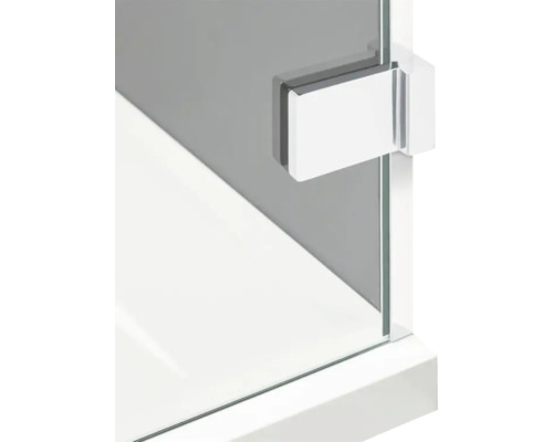 Detalii cabină de duș cu perete de sticlă și feronerie