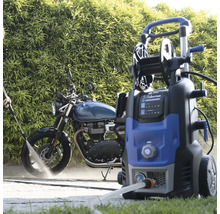 Aparat de curățat cu presiune înaltă folosit pentru curățarea unei motociclete