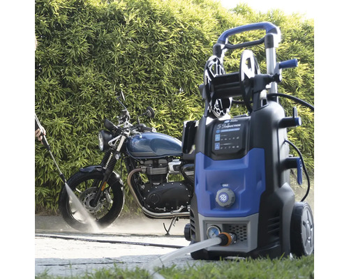 Aparat de curățat cu presiune înaltă folosit pentru curățarea unei motociclete