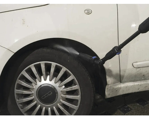 Aparat de spălat cu presiune utilizat pentru curățarea unei anvelope auto