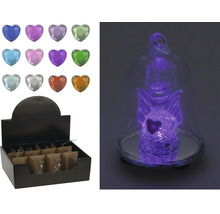 Inimi decorative din sticlă și o figurină de înger iluminată într-o vitrină.