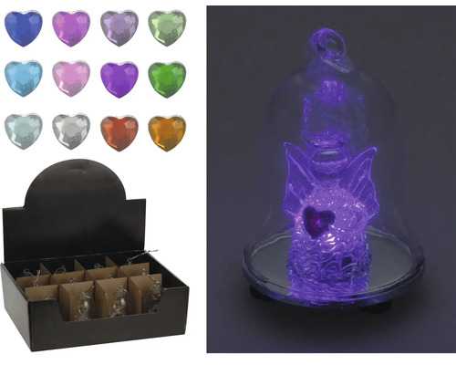 Inimi decorative din sticlă și o figurină de înger iluminată într-o vitrină.