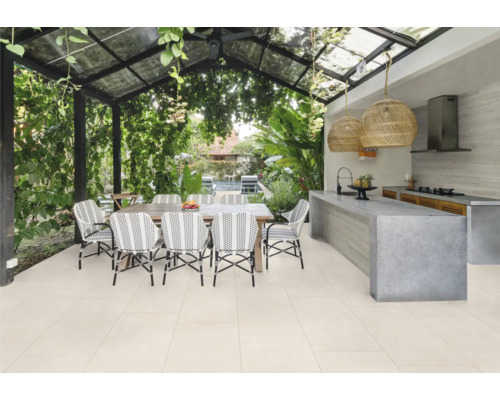 Terasa acoperită cu masă de sufragerie, scaune și bucătărie în aer liber.