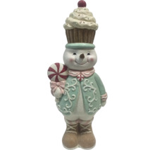 Figurină decorativă om de zăpadă cu ornamente de bomboane.