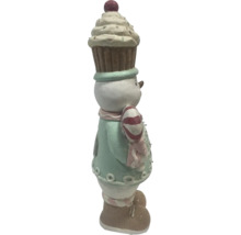 Figurină om de zăpadă cu pălărie în formă de cupcake