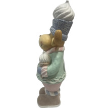 Figurină decorativă de elan cu înghețată în mână și pe cap.