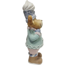 Figurină decorativă de câine cu pălărie și haină