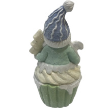 Figurină decorativă pitic pe brioșă cu brad