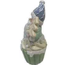 Figurină decorativă ca Moș Crăciun în formă de cupcake