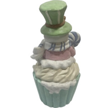 Figurină decorativă brioșă cu pălărie și acadea