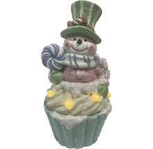 Figurină om de zăpadă pe suport de brioșă cu iluminare LED