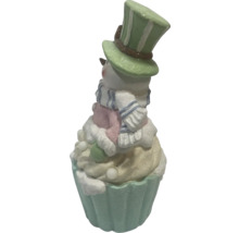 Figurină om de zăpadă pe bază de brioșă cu pălărie înaltă