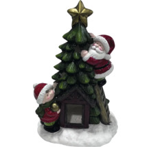 Scenă decorativă de Crăciun cu brad, Moș Crăciun și spiriduș ca decorațiune festivă