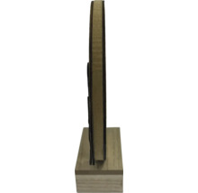 Obiect decorativ din lemn pe un soclu