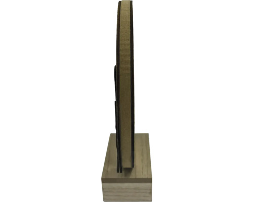 Obiect decorativ din lemn pe un soclu