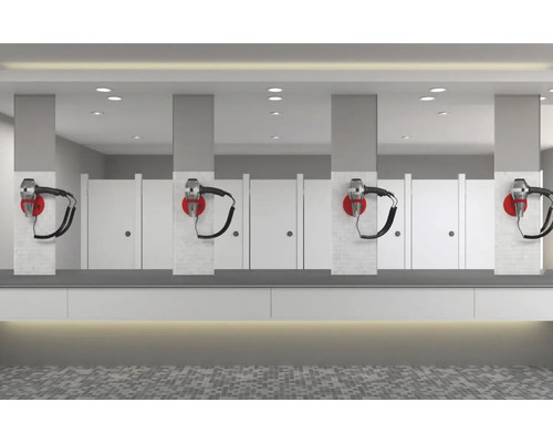 Toaletă publică cu mai multe uscătoare de păr pe perete