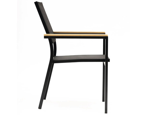 Scaun negru cu brațe din lemn, vedere laterală.