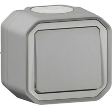 Un întrerupător gri, montat la suprafață, pentru instalații electrice.