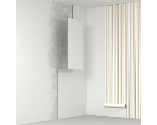 Colț de cameră cu tapete aplicate și derulate